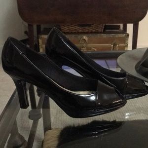 Black medium heel peep toe pumps